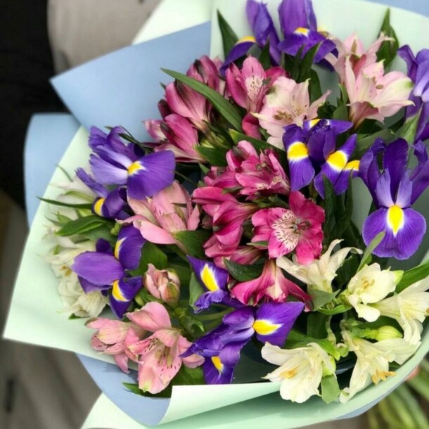 Альстромерия микс с ирисами, артикул F1433205 - 3860 рублей, доставка по городу. Flawery - доставка цветов