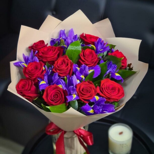 Красные розы с ирисами, артикул F1433207 - 6256 рублей, доставка по городу. Flawery - доставка цветов