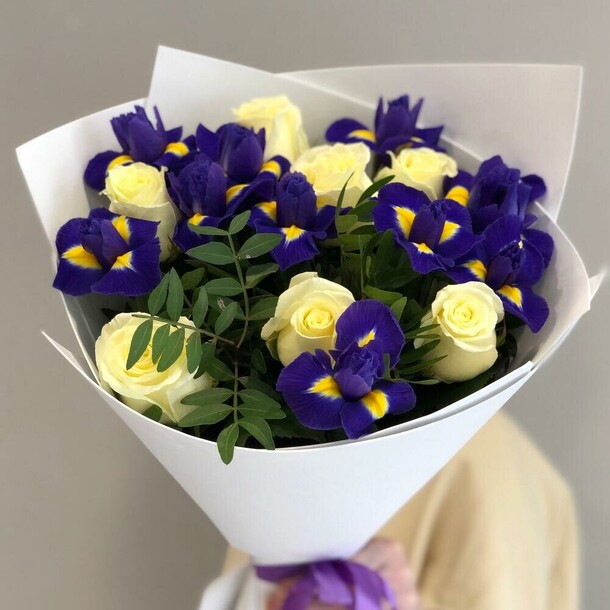 Белые розы с ирисами и фисташкой, артикул F1433210 - 5191 рублей, доставка по городу. Flawery - доставка цветов