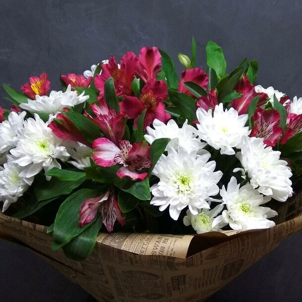 Белые хризантемы с альстромериями, артикул F1433214 - 4126 рублей, доставка по городу. Flawery - доставка цветов