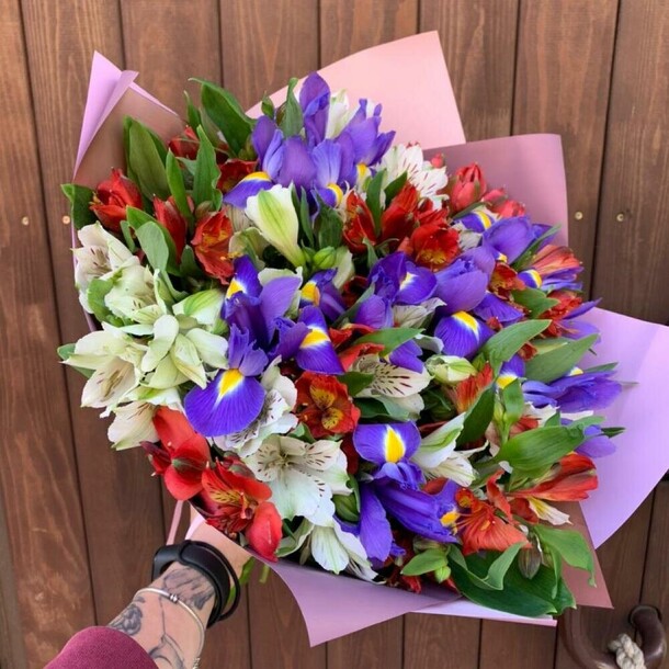 Нежные альстромерии и ирисы, артикул F1433216 - 4925 рублей, доставка по городу. Flawery - доставка цветов