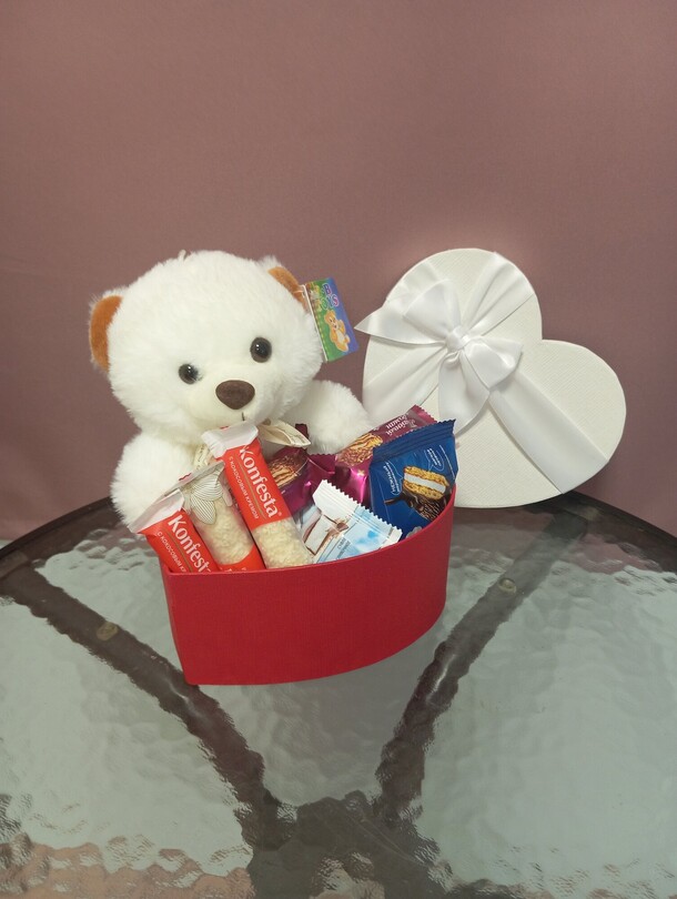 Милота с конфетами, артикул F1435203 - 2600 рублей, доставка по городу. Flawery - доставка цветов