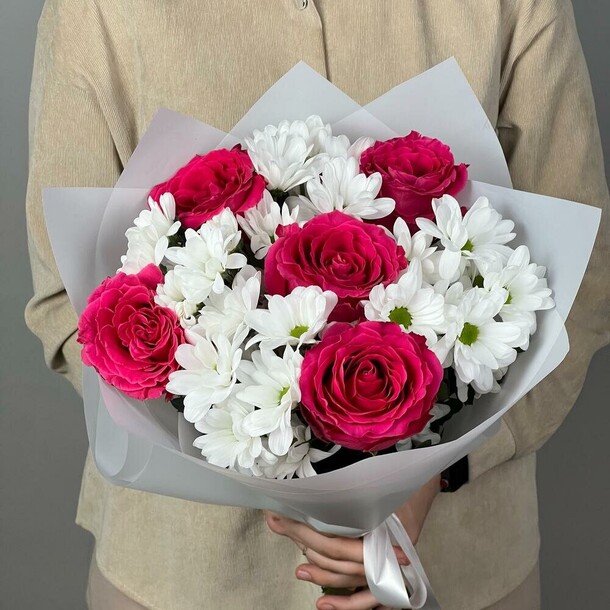 Красные розы с "ромашками", артикул F1436021 - 4259 рублей, доставка по городу. Flawery - доставка цветов