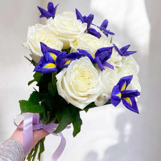 Розы с ирисами под ленту, артикул F1436025 - 4126 рублей, доставка по городу. Flawery - доставка цветов