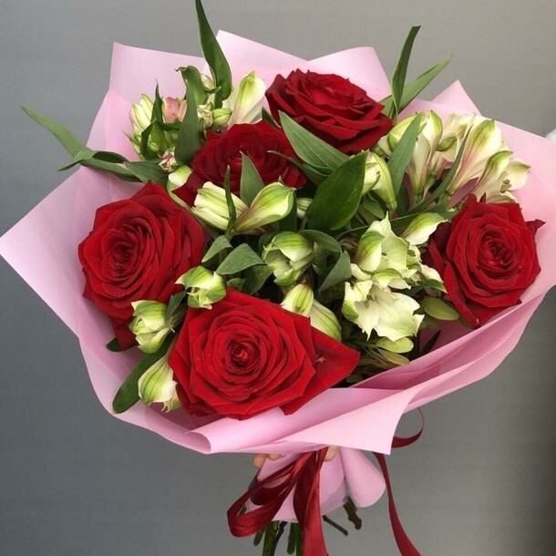 Яркие розы с альстромериями, артикул F1443704 - 3328 рублей, доставка по городу. Flawery - доставка цветов