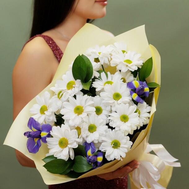 Ромашки с ирисом и рускусом, артикул F1443708 - 3328 рублей, доставка по городу. Flawery - доставка цветов