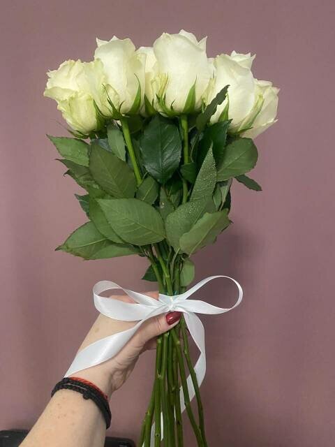 9 белых роз, артикул F1482261 - 2529 рублей, доставка по городу. Flawery - доставка цветов