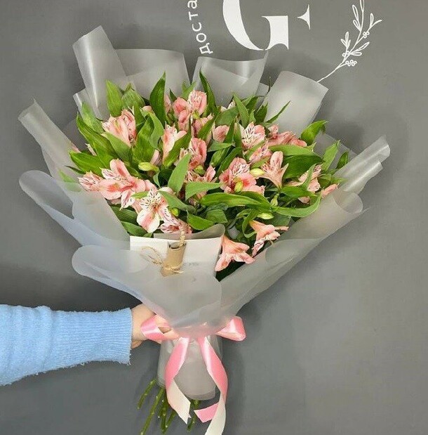 9 веток альстромерии, артикул F1455965 - 3215 рублей, доставка по городу. Flawery - доставка цветов