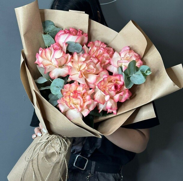 Букет пышная джумилия в крафте, артикул F1455998 - 4000 рублей, доставка по городу. Flawery - доставка цветов