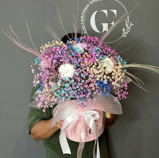 Радужная гипсофила в шляпной коробке, артикул F1456127 - 5750 рублей, доставка по городу. Flawery - доставка цветов