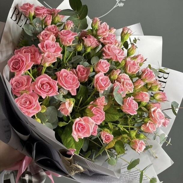 Букет кустовая роза с эвкалиптом, артикул F1456211 - 6200 рублей, доставка по городу. Flawery - доставка цветов