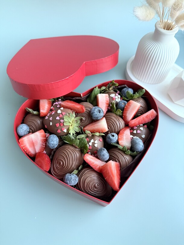 Клубника в шоколаде сердце, артикул F1464871 - 3890 рублей, доставка по городу. Flawery - доставка цветов
