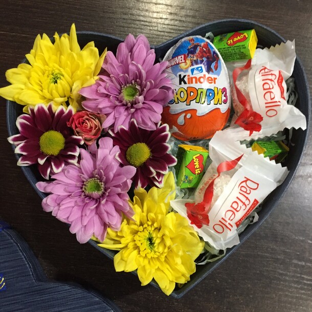 Цветы в коробке № 567, артикул F108327 - 1750 рублей, доставка по городу. Flawery - доставка цветов