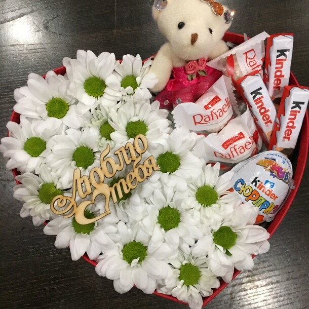 Цветы в коробке № 0876, артикул F108349 - 2490 рублей, доставка по городу. Flawery - доставка цветов