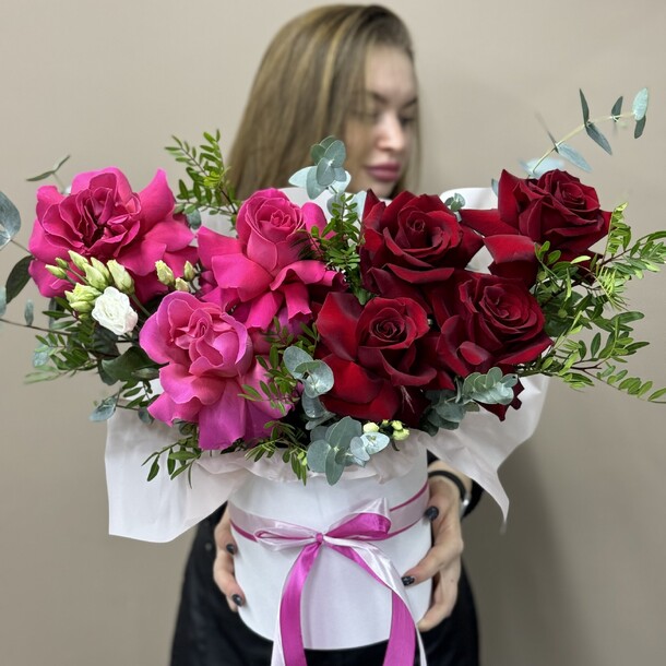 Розы в коробке, артикул F1255843 - 5490 рублей, доставка по городу. Flawery - доставка цветов