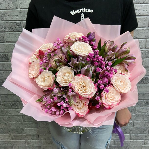 Букет кустовых роз и альстромерий, артикул F1255845 - 3550 рублей, доставка по городу. Flawery - доставка цветов