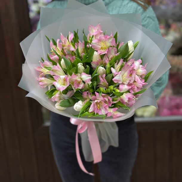 Альстромерия монобукет, артикул F1274202 - 3750 рублей, доставка по городу. Flawery - доставка цветов
