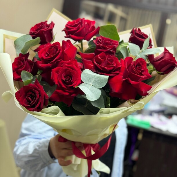 Роза с эвкалиптом, артикул F1274211 - 5480 рублей, доставка по городу. Flawery - доставка цветов