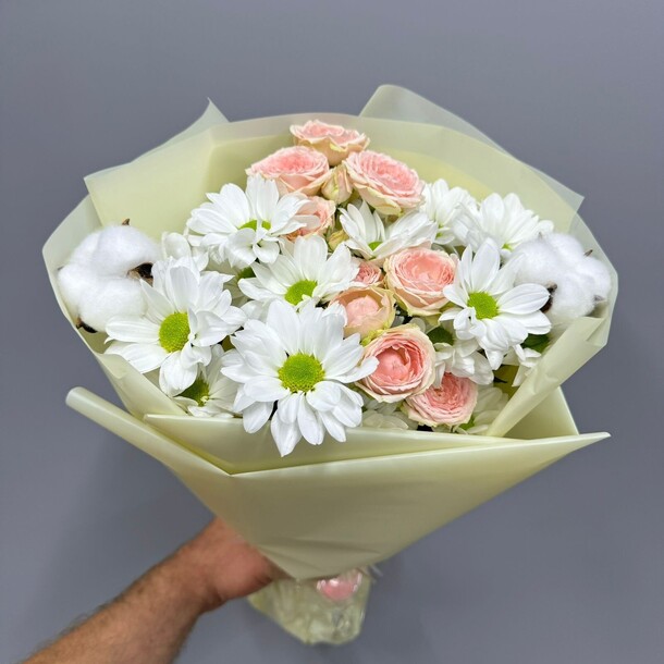 Букет хризантемы и кустовой розы, артикул F1308203 - 2390 рублей, доставка по городу. Flawery - доставка цветов