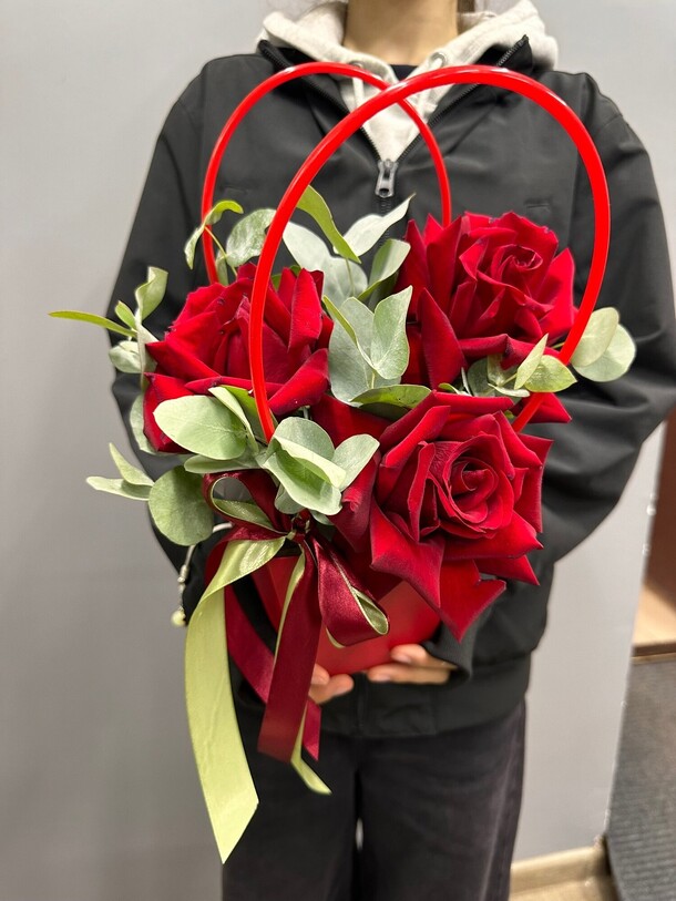 Розы в сумочке, артикул F1323286 - 1990 рублей, доставка по городу. Flawery - доставка цветов