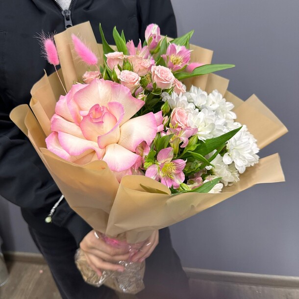 Товар 005, артикул F1323298 - 2390 рублей, доставка по городу. Flawery - доставка цветов