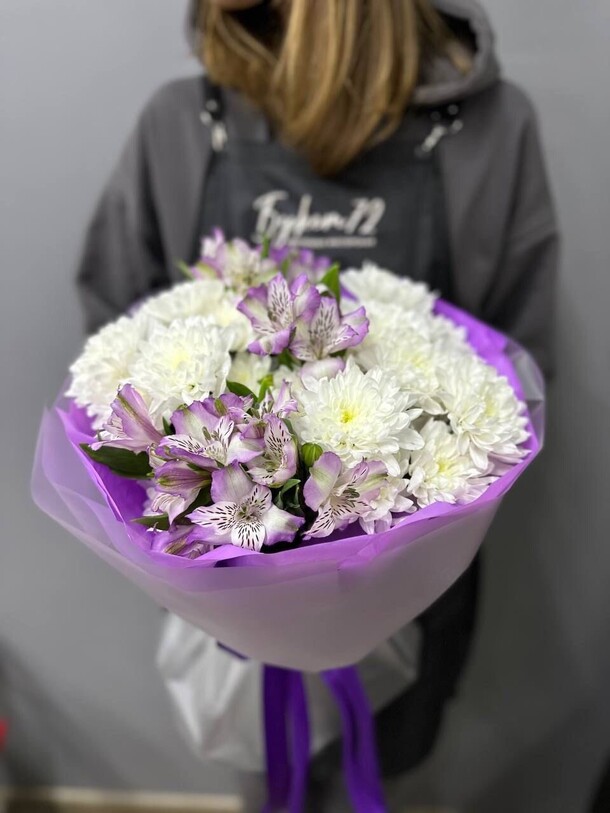 Альстромерия и хризантема, артикул F1346113 - 3390 рублей, доставка по городу. Flawery - доставка цветов