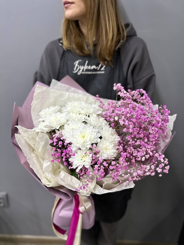 Хризантема и гипсофила, артикул F1346114 - 3100 рублей, доставка по городу. Flawery - доставка цветов