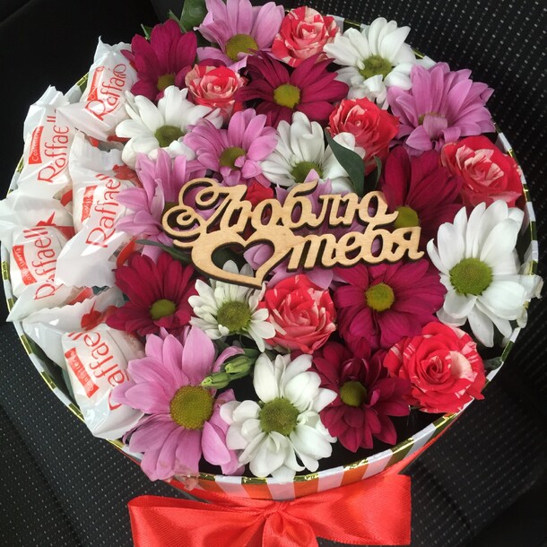Цветы в коробке 04687, артикул F1379389 - 2990 рублей, доставка по городу. Flawery - доставка цветов