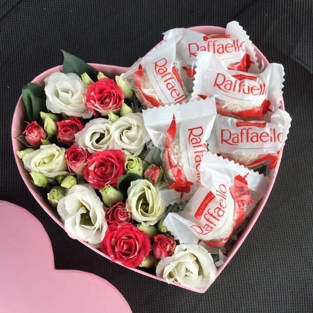 Цветы в коробке 0726, артикул F1379393 - 3290 рублей, доставка по городу. Flawery - доставка цветов