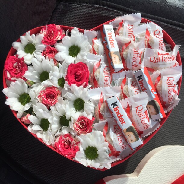 Цветы в коробке № 05578, артикул F1379394 - 3200 рублей, доставка по городу. Flawery - доставка цветов