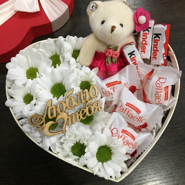 Цветы в коробке № 598768, артикул F1379434 - 2490 рублей, доставка по городу. Flawery - доставка цветов