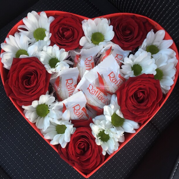 Цветы в коробке 05885, артикул F1385883 - 2250 рублей, доставка по городу. Flawery - доставка цветов