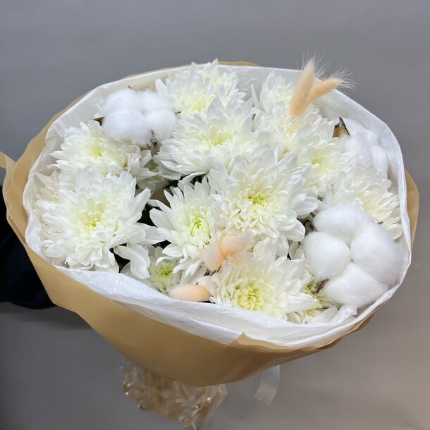 Хризантема и хлопок, артикул F1426454 - 2190 рублей, доставка по городу. Flawery - доставка цветов