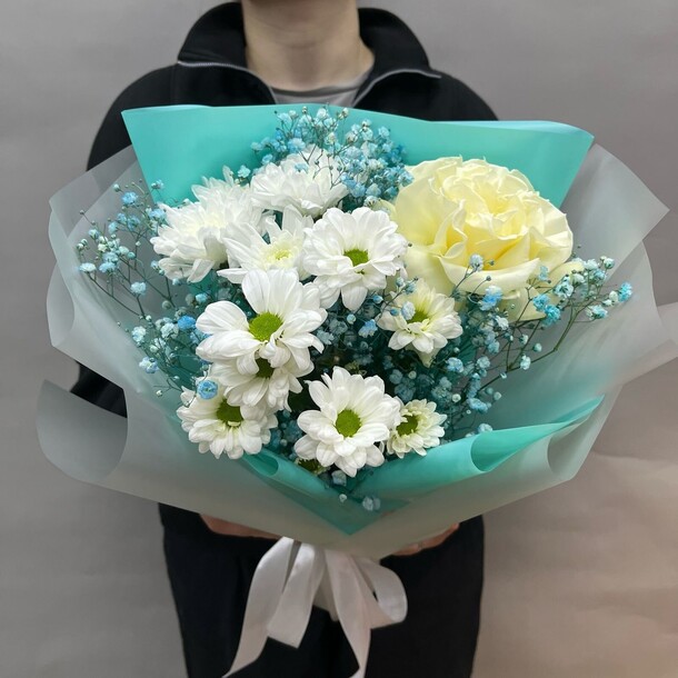 Ромашковая хризантема и гипсофила, артикул F1426460 - 1950 рублей, доставка по городу. Flawery - доставка цветов