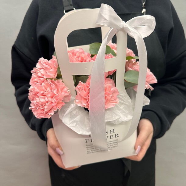 Диантусы в сумочке, артикул F1486019 - 2990 рублей, доставка по городу. Flawery - доставка цветов