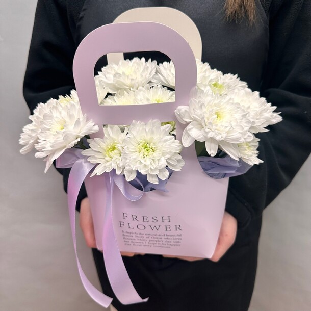 Хризантема в сумочке, артикул F1486022 - 2190 рублей, доставка по городу. Flawery - доставка цветов