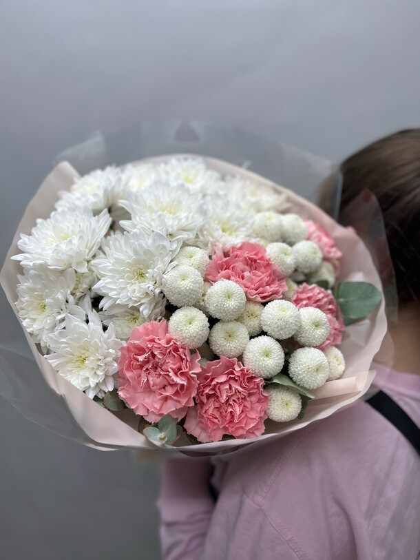 Букет хризантем и диантусов с эвкалиптом, артикул F1486039 - 4100 рублей, доставка по городу. Flawery - доставка цветов