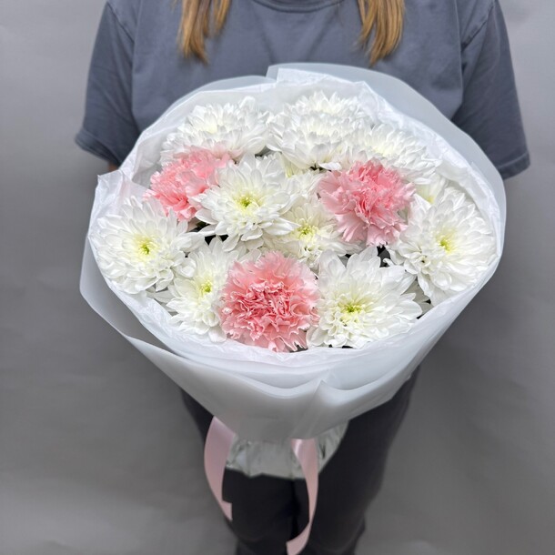 Букет пушистых хризантем и диантусов, артикул F1486048 - 2250 рублей, доставка по городу. Flawery - доставка цветов