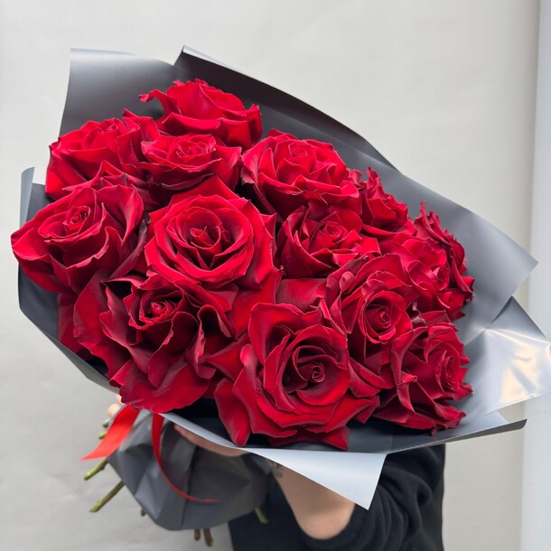 Букет красных роз французских, артикул F1486059 - 6100 рублей, доставка по городу. Flawery - доставка цветов