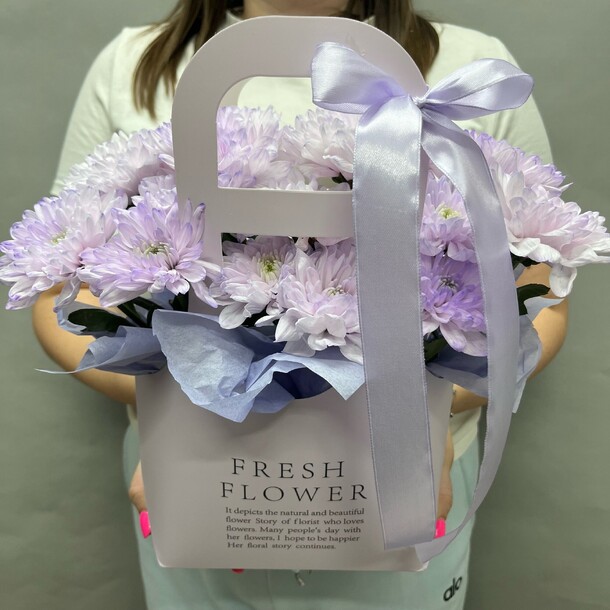 Сумочка с хризантемой фиолетовой, артикул F1486501 - 1990 рублей, доставка по городу. Flawery - доставка цветов