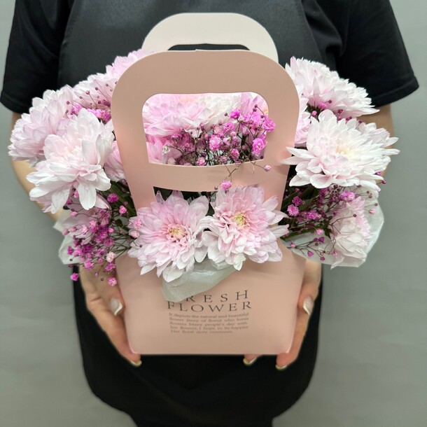 Сумочка с хризантемой и гипсофилой, артикул F1487282 - 1990 рублей, доставка по городу. Flawery - доставка цветов