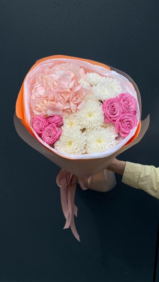 Сборный букет с гортензией, хризантемой и кустовыми розами💖, артикул F1435189 - 3575 рублей, доставка по городу. Flawery - доставка цветов