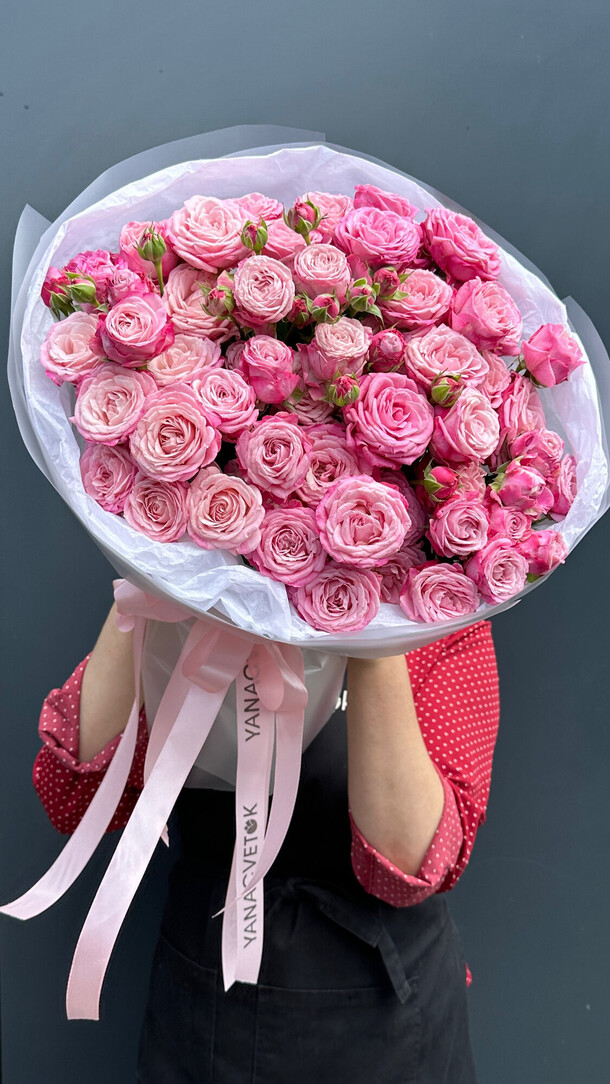 Монобукет из кустовых роз сорта "бомбастик", артикул F1443756 - 7580 рублей, доставка по городу. Flawery - доставка цветов