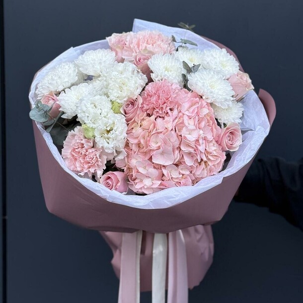 Сборный букет с гортензией, эустомой, диантусами, артикул F1446260 - 5900 рублей, доставка по городу. Flawery - доставка цветов