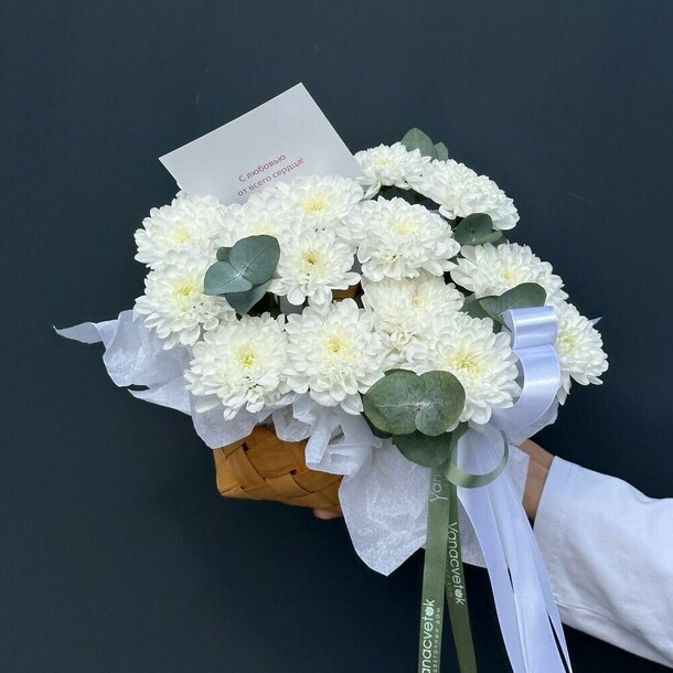 Корзинка с хризантемами и эвкалиптом🌿, артикул F1457513 - 1850 рублей, доставка по городу. Flawery - доставка цветов