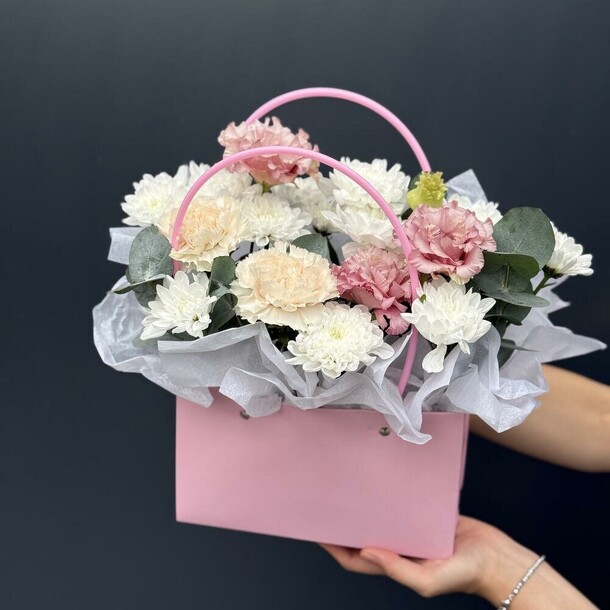 Сборная композиция с эустомой, диантусами, хризантемой и эвкалиптом, артикул F1458031 - 2550 рублей, доставка по городу. Flawery - доставка цветов