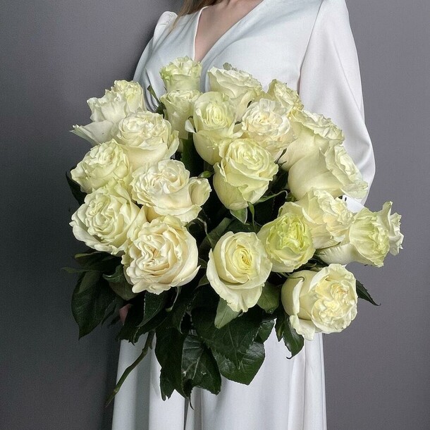 Букет из 23 роз эквадор, артикул F1517061 - 10000 рублей, доставка по городу. Flawery - доставка цветов