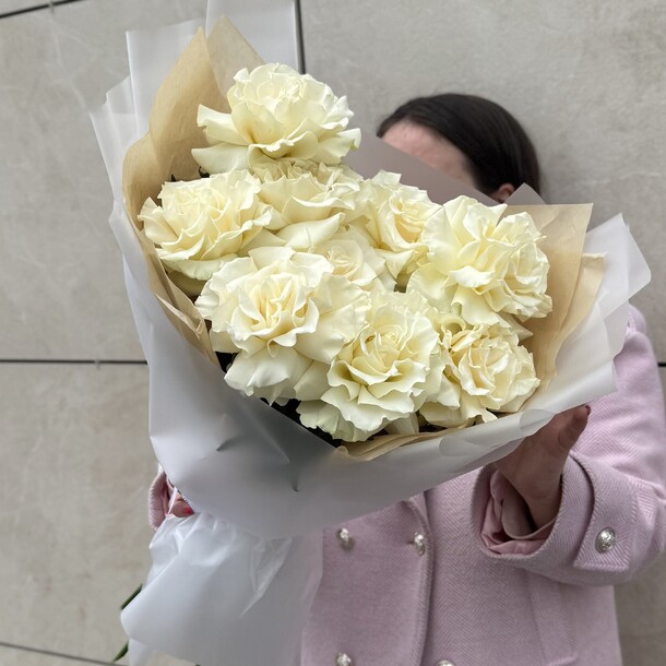 9 французские белые розы, артикул F1458380 - 6232 рублей, доставка по городу. Flawery - доставка цветов