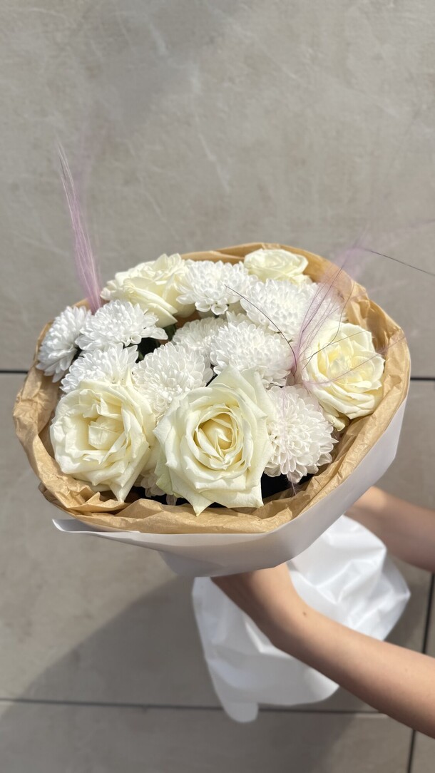 Нежный букет. Белые розы, хризантема, артикул F1458447 - 4828 рублей, доставка по городу. Flawery - доставка цветов