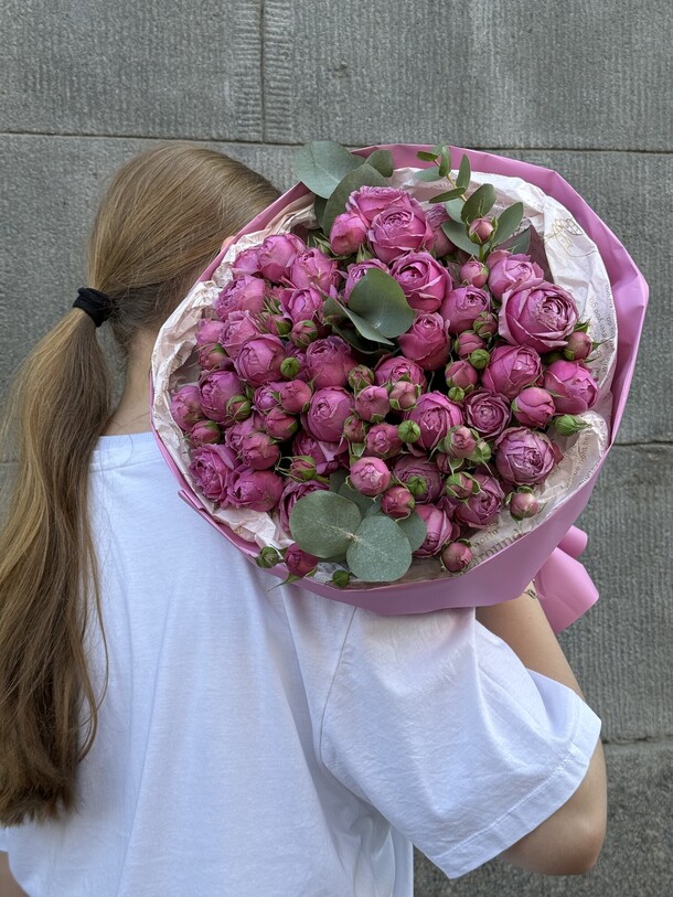 Букет из пион роз с эвкалиптом, артикул F1325528 - 8125 рублей, доставка по городу. Flawery - доставка цветов